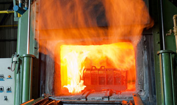 水轉(zhuǎn)印利用水的壓力和活化劑使水轉(zhuǎn)印載體薄膜上的剝離層溶解轉(zhuǎn)移，基本流程：